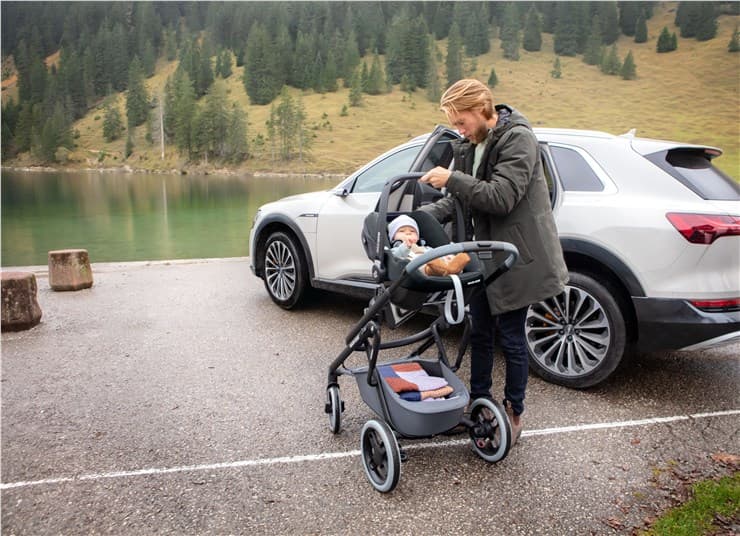 Vajíčko Maxi-Cosi CabrioFix (40-75 cm) upevněné na konstrukci kočárku.