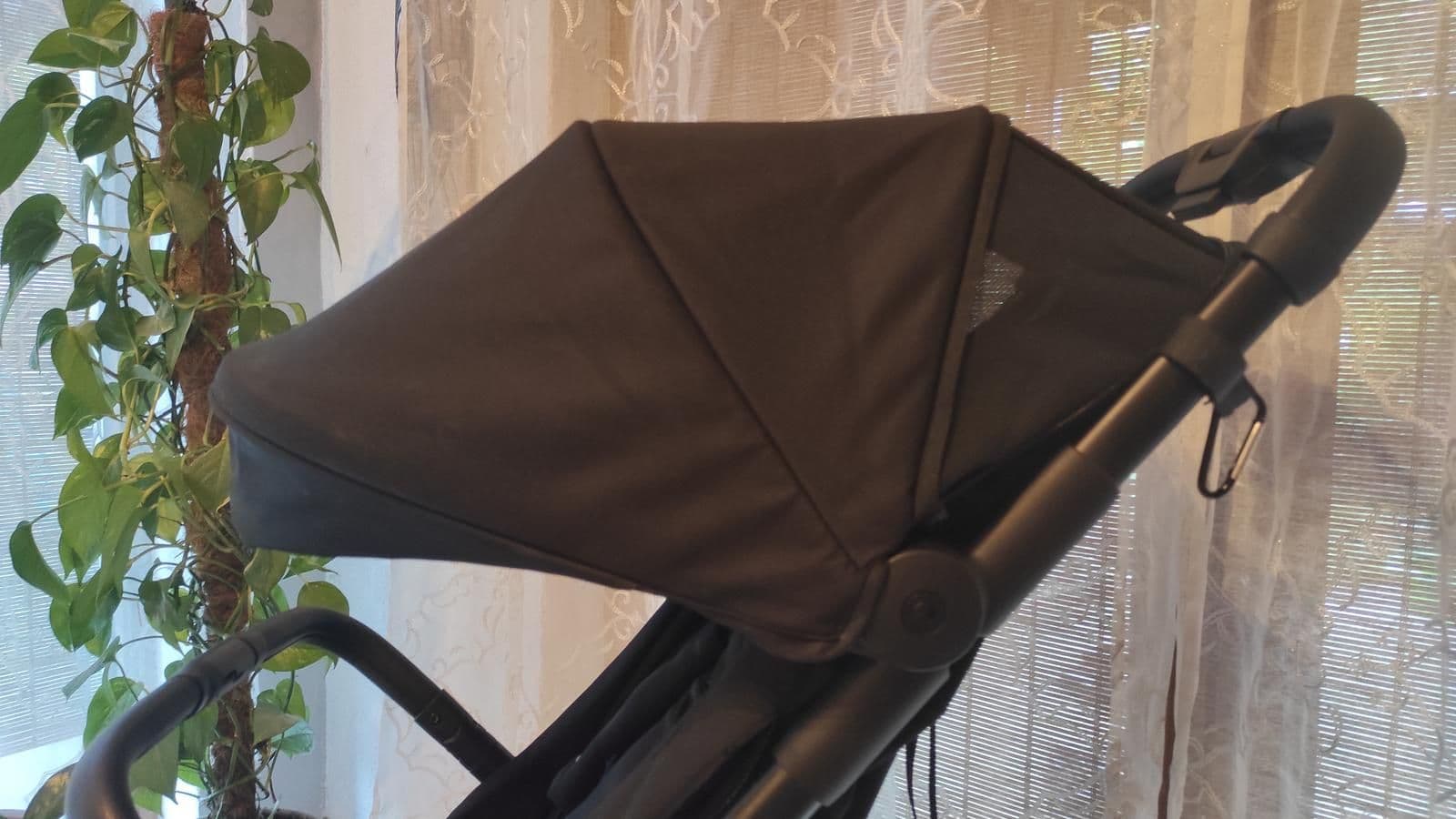 Ventilační okénka po stranách stříšky.